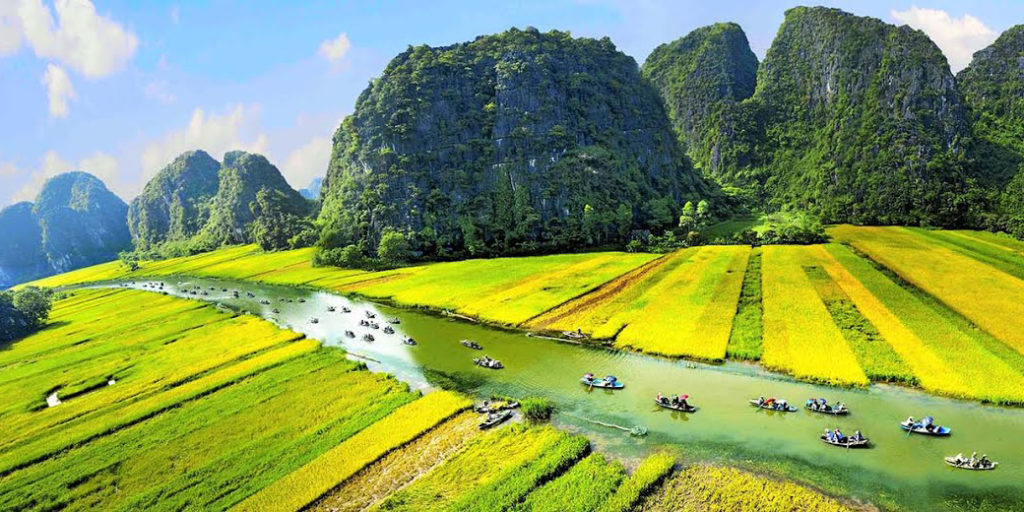 Vietnam itinerary 2 weeks - Boat trip in Tam Coc, Ninh Binh