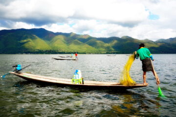 Inle Lake Myanmar - Leg-rowing fishermen