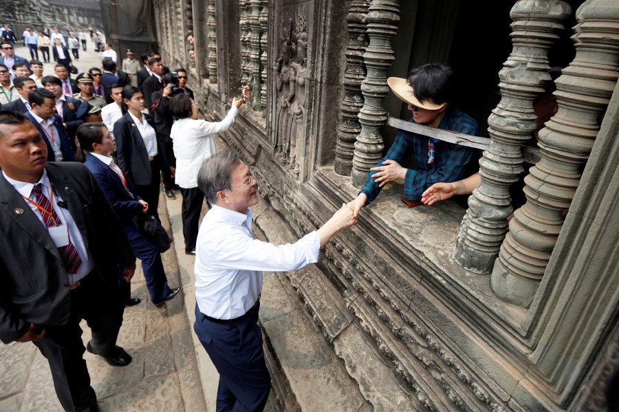 South Korea president delights tourists at Angkor Wat