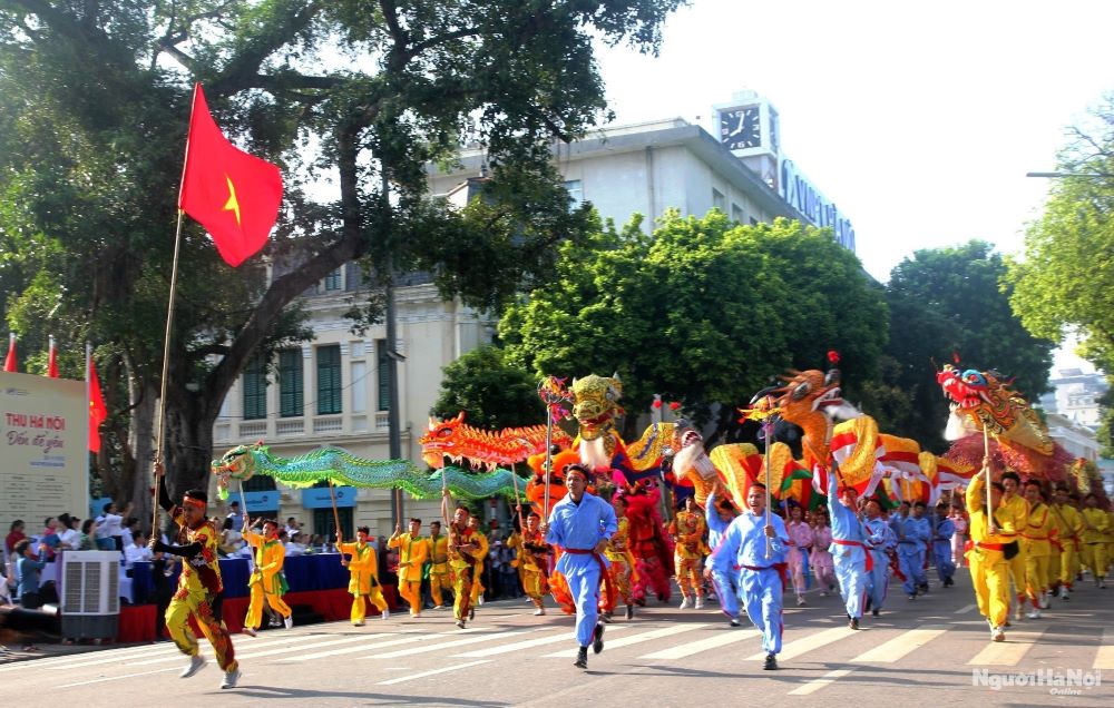 Hoan Kiem Lake Walking Street in Hanoi : New Year Festival