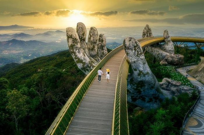 Elevating Elegance: The Mesmerizing Golden Bridge of Da Nang
