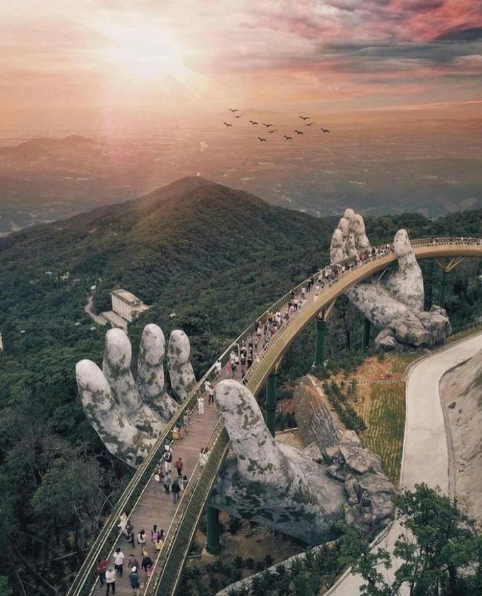 Hands Bridge Harmony: A Spectacular Symbol in Da Nang's Skies