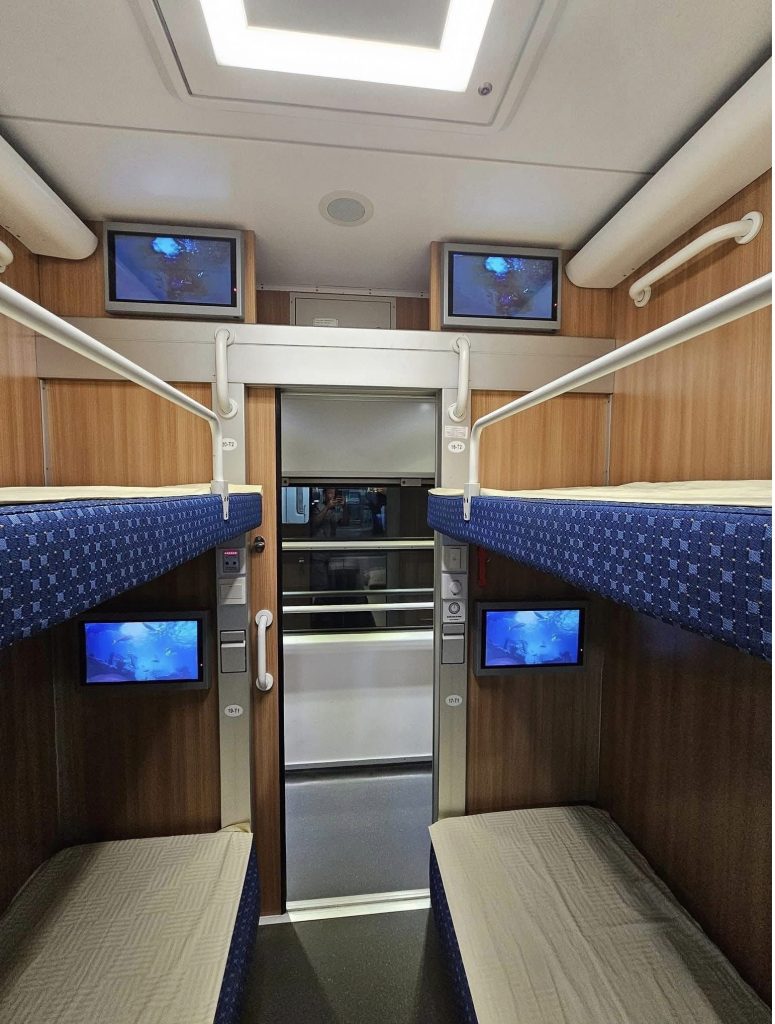 4-berth Cabin on Jinxin Train Hanoi Dong Hoi
