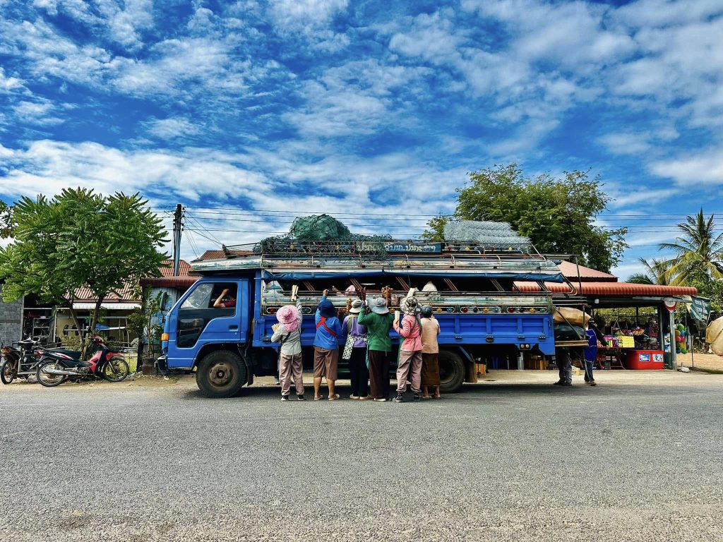 Public bus in Laos (Lorlen)