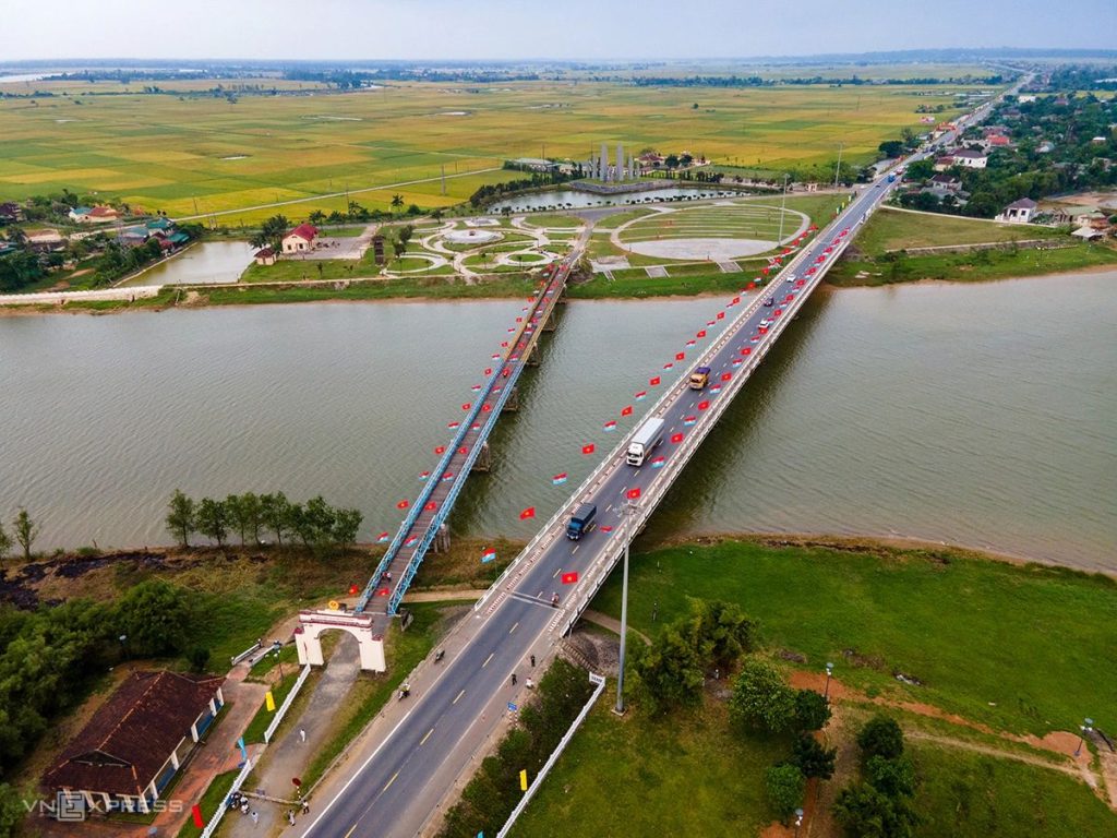 Quang Tri Travel Guide - Hien Luong Old and New Bridges
