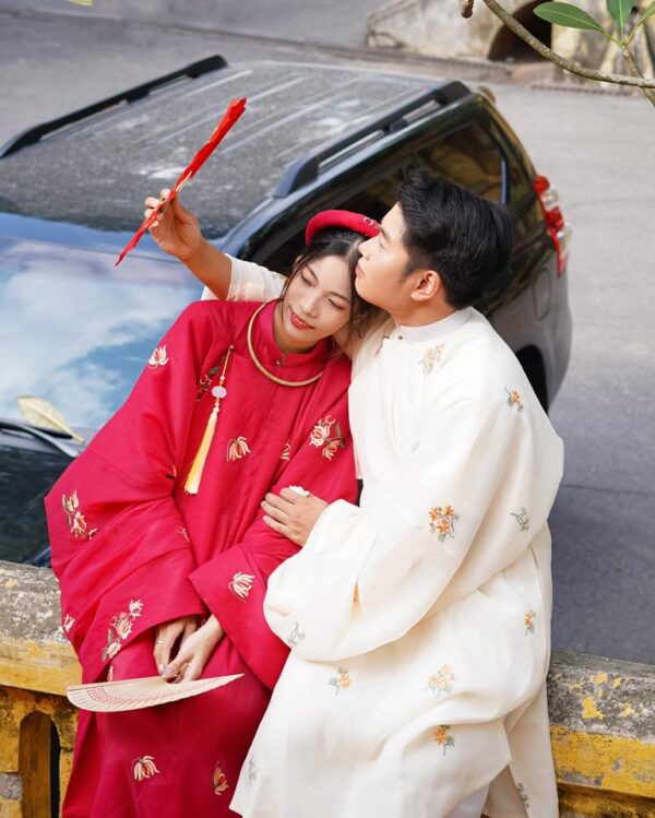 Traditional Vietnamese costumes - Bride and groom in Ao Tac costumes