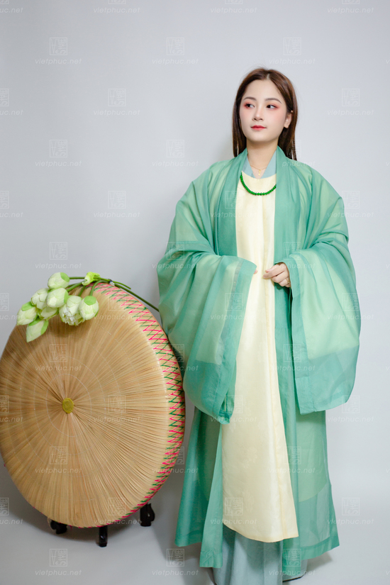 Traditional Vietnamese costumes - Giao Linh cloth in elegant color