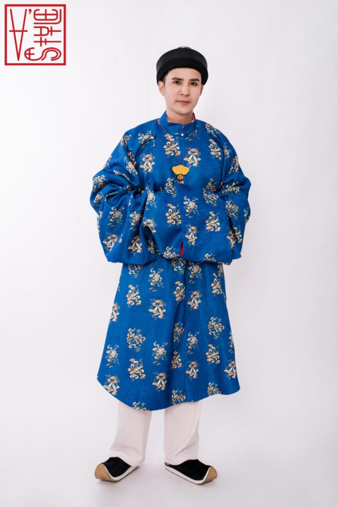 Traditional Vietnamese costumes - Men in Tac cloth