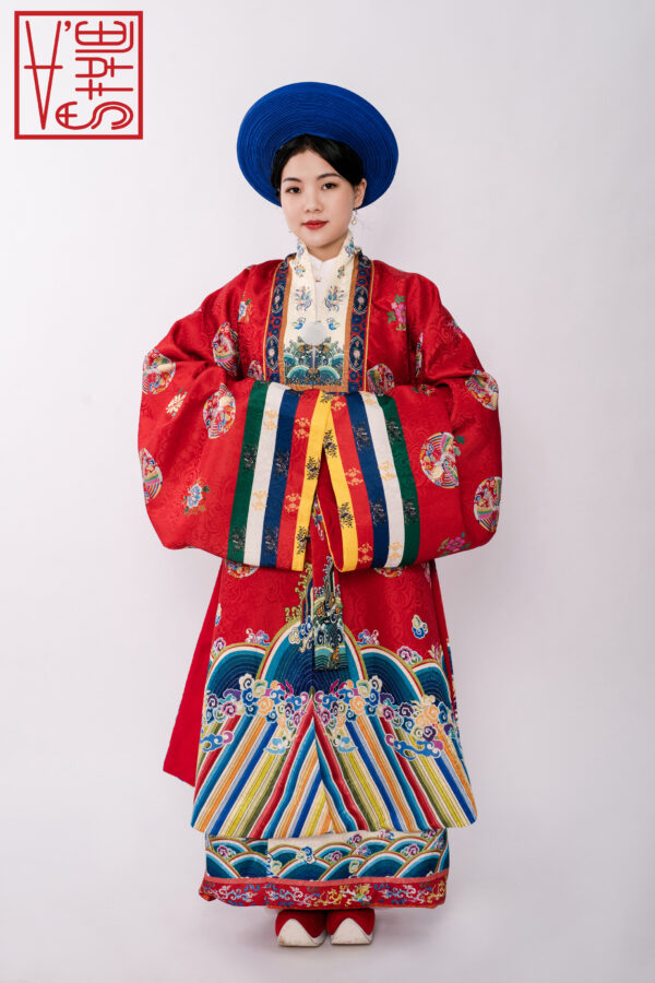 Traditional Vietnamese costumes - Nhat Binh red cloth