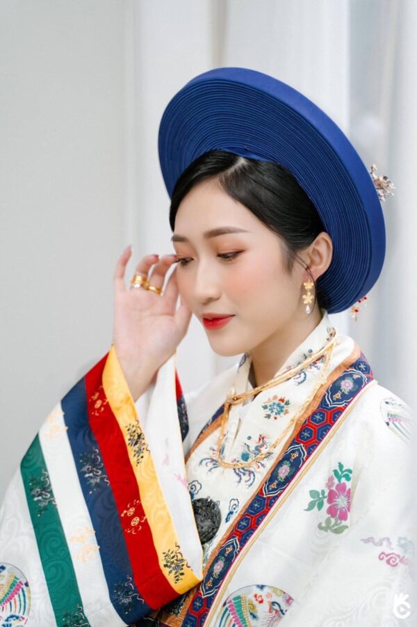 Traditional Vietnamese costumes - Nhat Binh white cloth